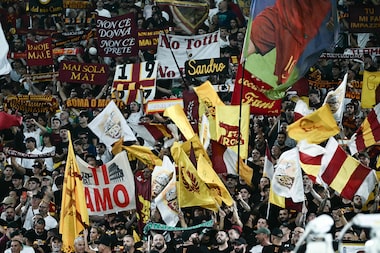 Torcedores da Roma são banidos dos estádios por saudação fascista em jogo do Campeonato Italiano
