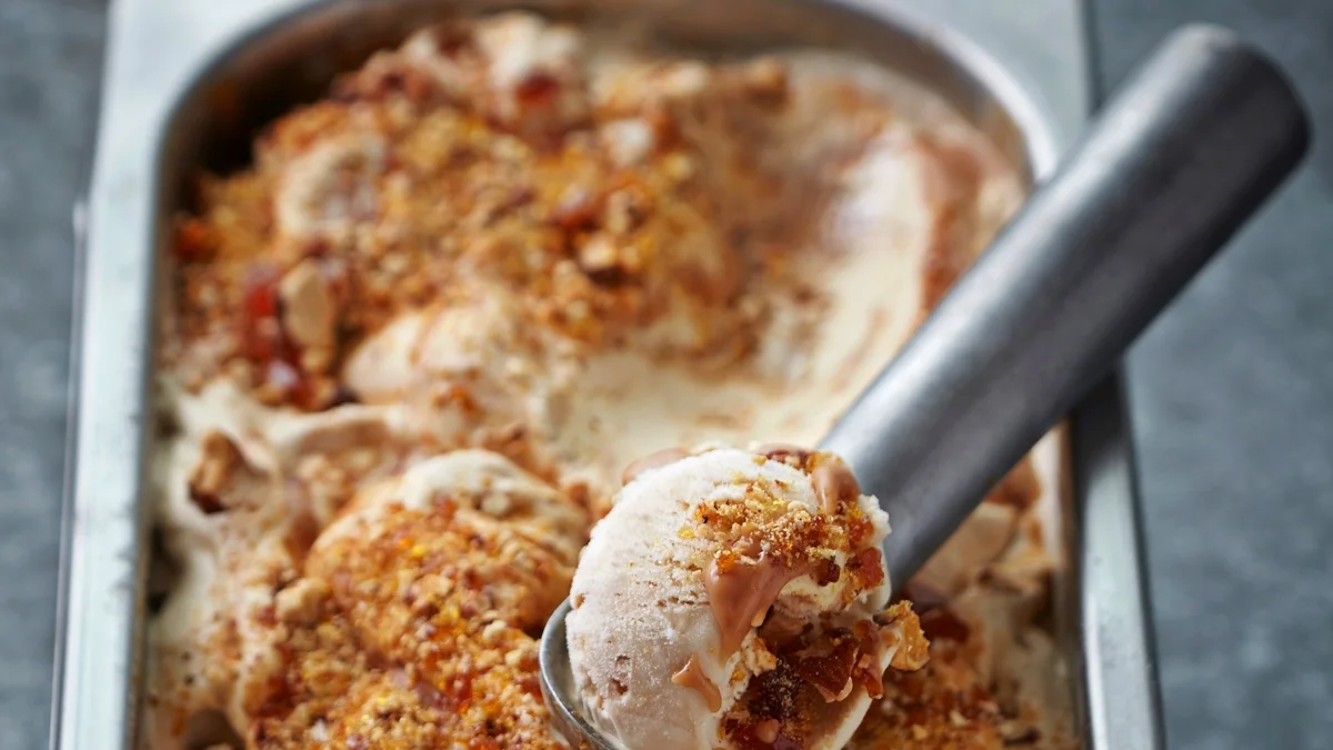 Sorvete caseiro de caramelo salgado entrega sabor de gelato sofisticado