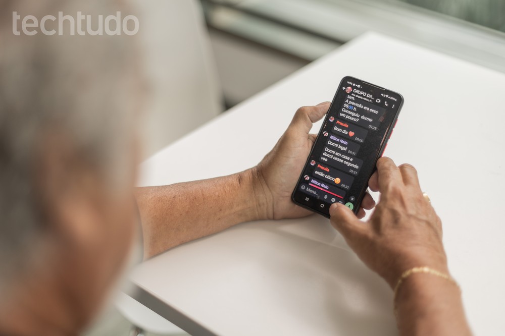 Através das configurações do smartphone, é possível deixar as letras e outros elementos da tela com um tamanho maior — Foto: Mariana Saguias/TechTudo