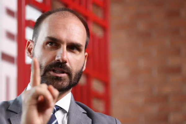 STF rejeita recurso e mantém condenação de Eduardo Bolsonaro por coação