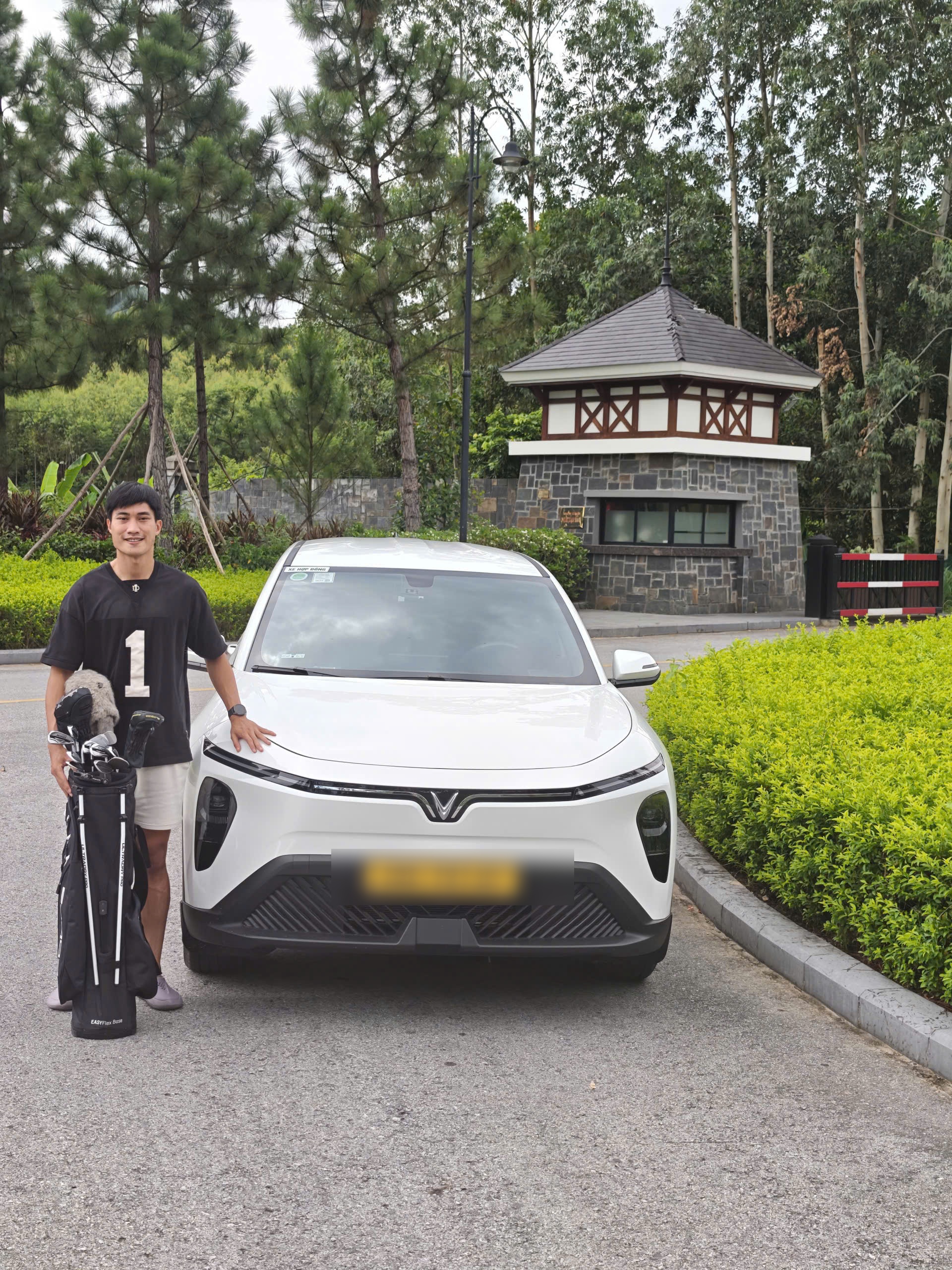 Cựu thủ m&ocirc;n c&ugrave;ng thời Quang Hải, Văn Hậu: L&aacute;i taxi kiếm 10 triệu/th&aacute;ng, cuộc sống kh&aacute;c biệt so với thời c&ograve;n đi đ&aacute; b&oacute;ng- Ảnh 3.