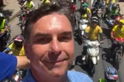 Flávio Bolsonaro participa de ato no Ceará e fala em "libertar o Supremo"