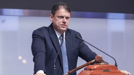 Tarcísio não prometeu cargos, mas fez aceno ao Novo em reunião que selou desistência de Salles