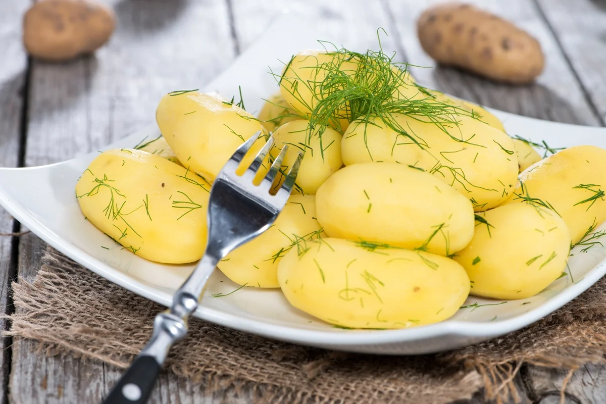 Foto colorida de batatas em prato branco - Metrópoles