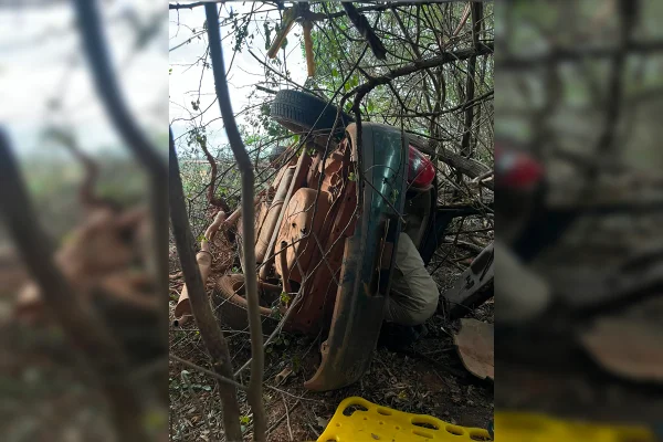 Dois homens morrem após carro capotar na GO-330