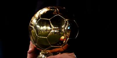 Foto da Bola de Ouro nas m&atilde;os de Rodri, &agrave; &eacute;poca no Manchester City, em 2024 - Foto: Naomi Baker/Getty Images / Esporte News Mundo