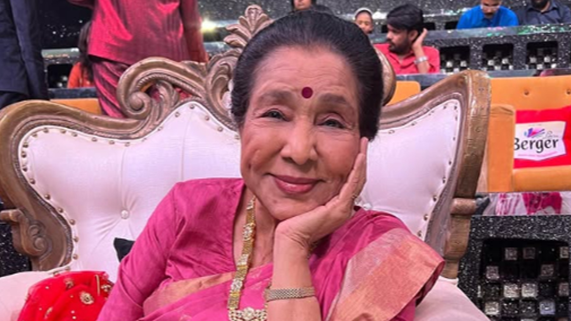 Legendary singer Asha Bhosle suffers a heart attack