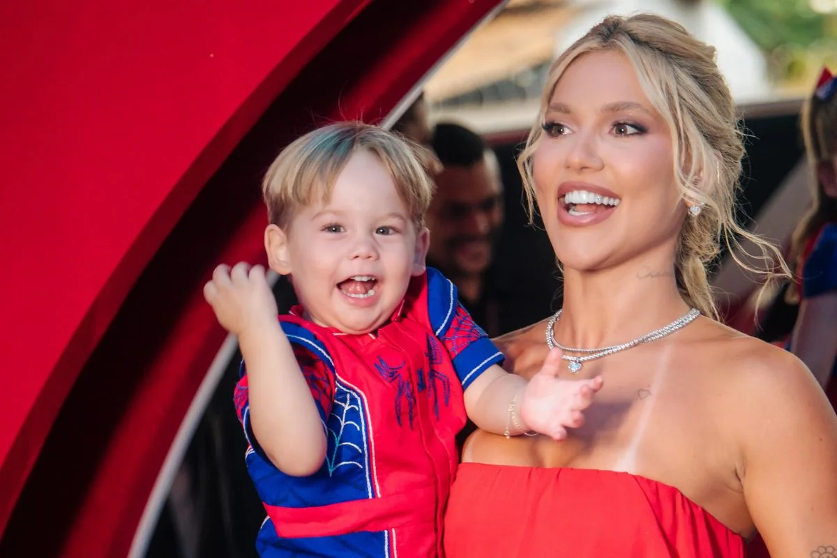 Foto colorida da festa de aniversário de José Leonardo, filho de Virginia Fonseca