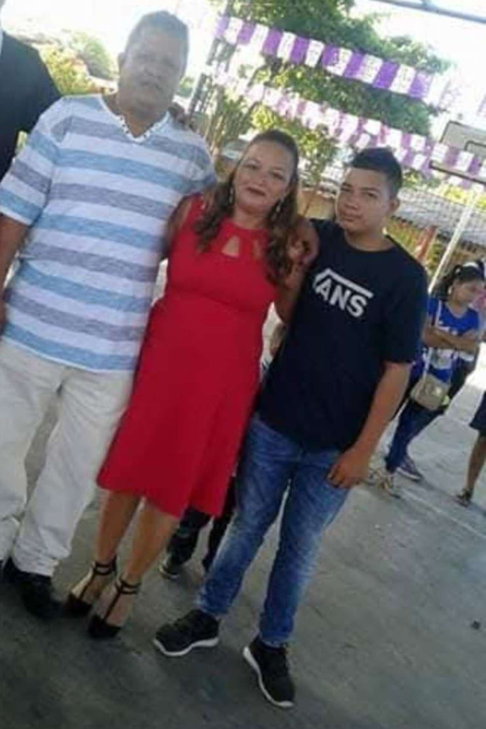 Esta é a única foto de Liliana Urías com seu marido, Israel Reyes, e seu filho, Merlon Urías