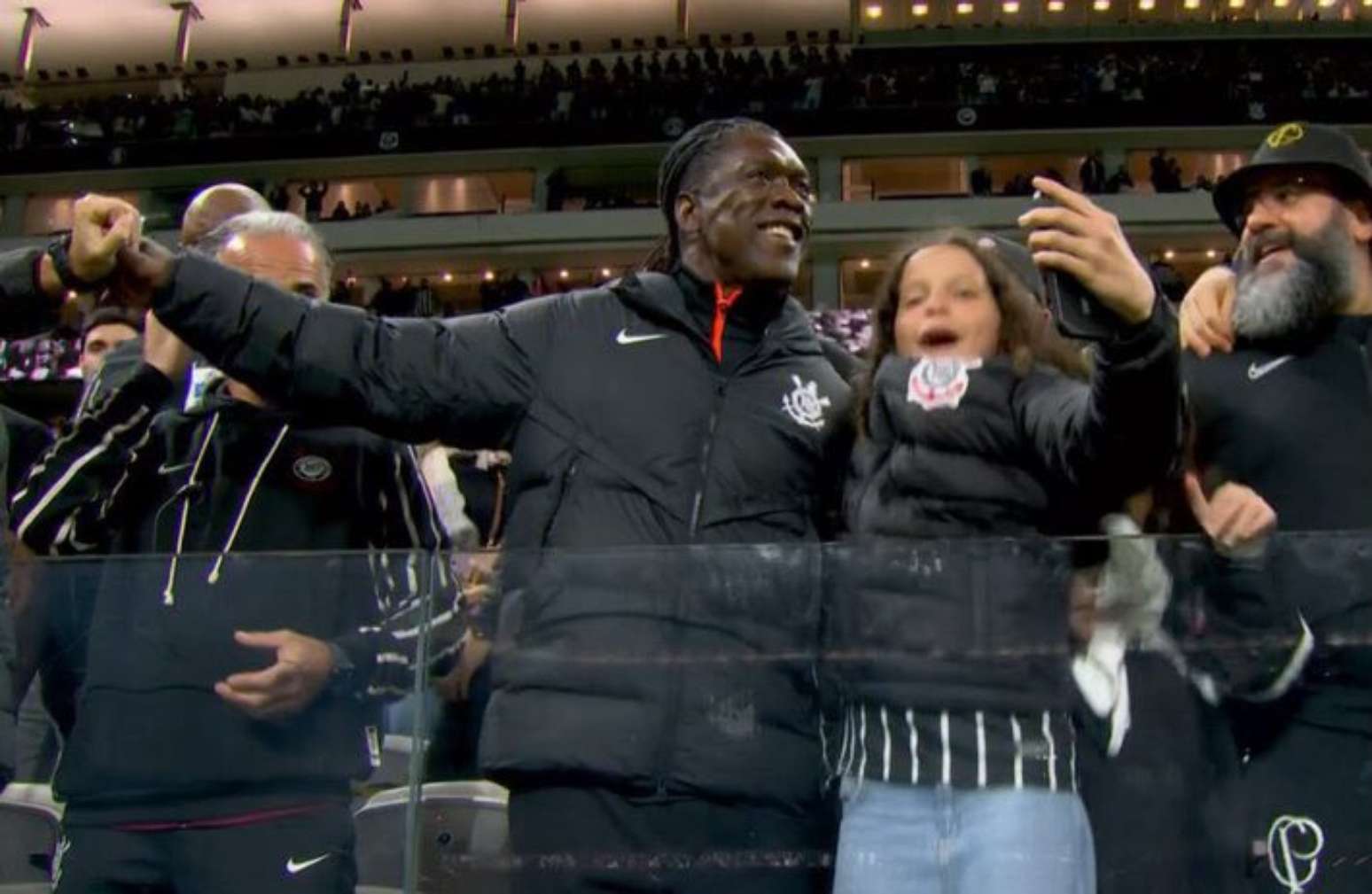 Clarence Seedorf, treinador do Corinthians, na arquibancada da Neo Qu&iacute;mica Arena durante a partida contra o Vit&oacute;ria pelo Brasileir&atilde;o