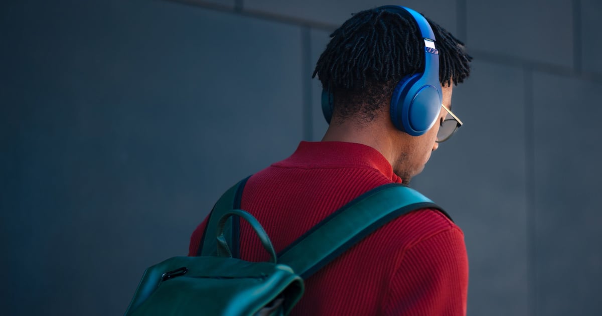 Geração Z adora usar fones de ouvido — mas será que eles conhecem os riscos? Especialistas opinam