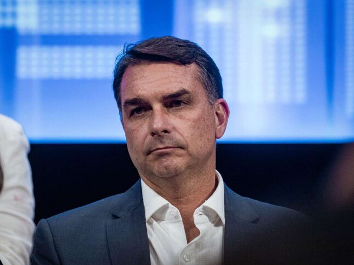 Flávio Bolsonaro diz que serviço contratado nos EUA não viola lei; Elytron diz que atua no segmento de segurança