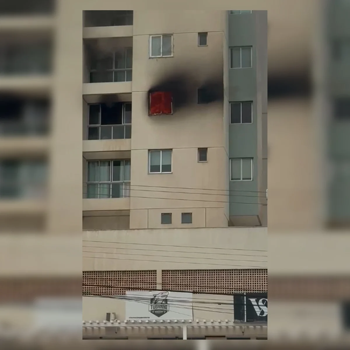 Incêndio atinge apartamento em prédio residencial em Samambaia