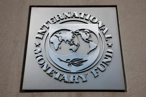 FMI diz que investimentos em IA sustentam o crescimento global, mas guerra e dívida ameaçam as perspectivas