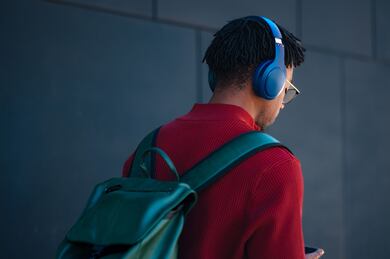 Geração Z adora usar fones de ouvido — mas será que eles conhecem os riscos? Especialistas opinam