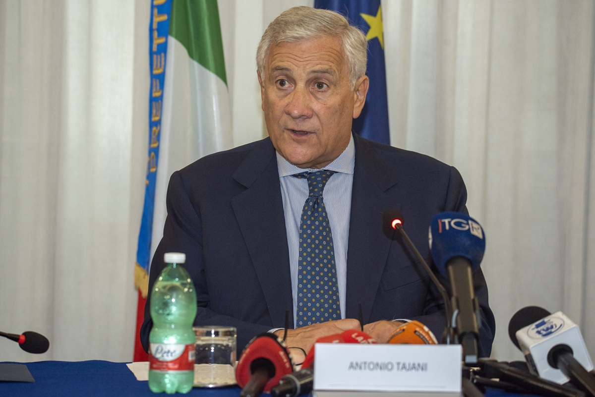 Saias curtas viram símbolo de protesto no Parlamento italiano