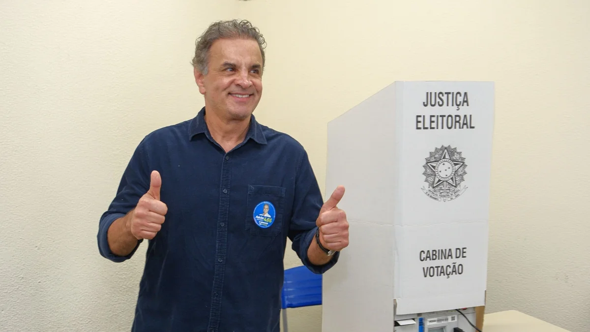 Candidato ao Senado, Aécio Neves vota em escola de BH: "Estou otimista"