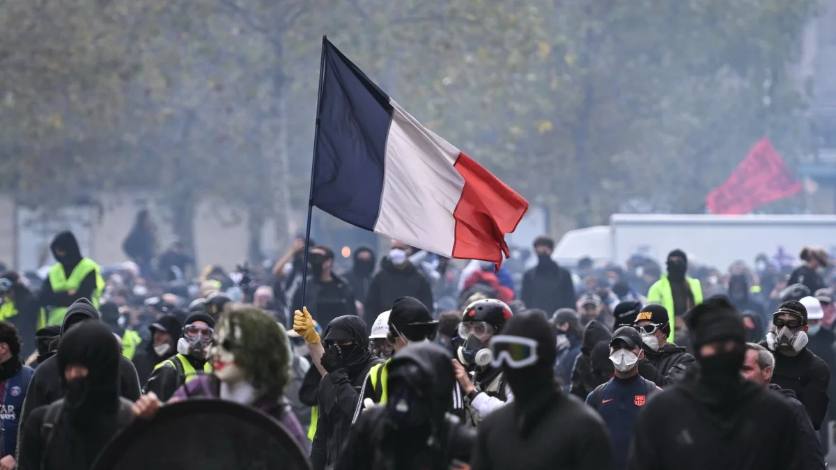 Protesto na França deixa 1.200 presos e 150 policiais feridos