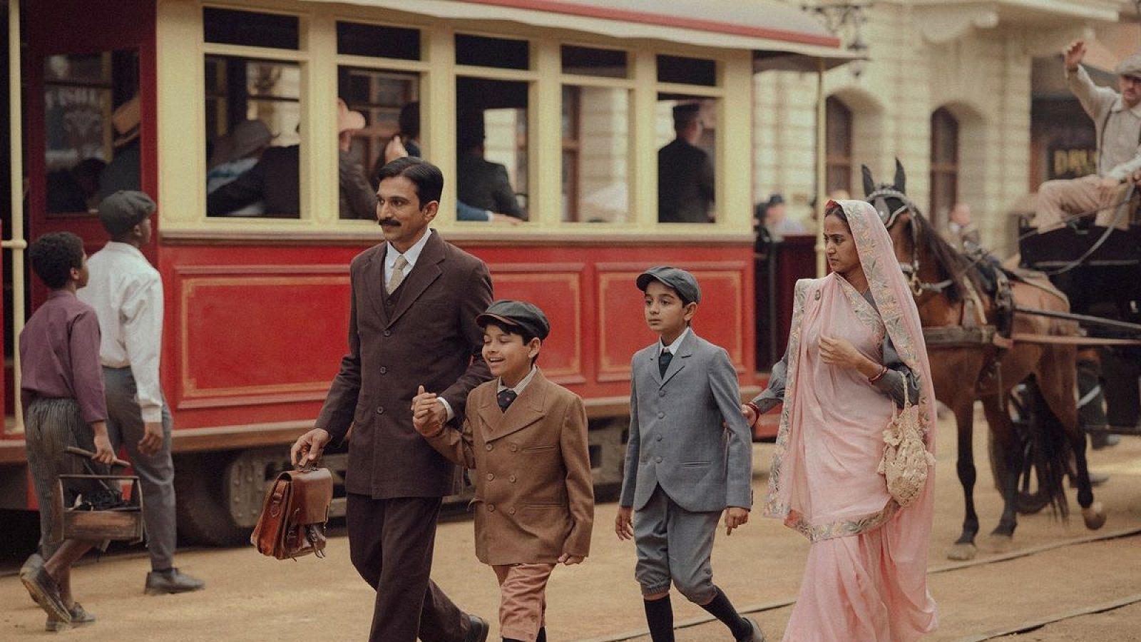 Pratik Gandhi: 'É Importante Não Colocar Gandhi Num Pódio'