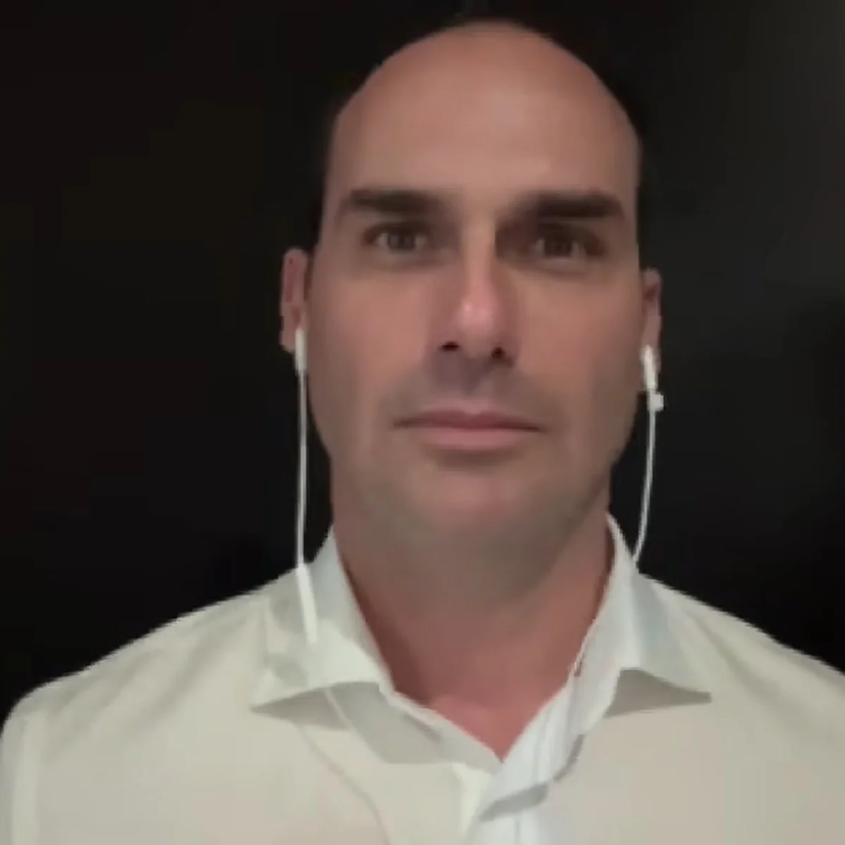 Eduardo fala em chamar fuzileiros e que Flávio deve deixar o país se perder