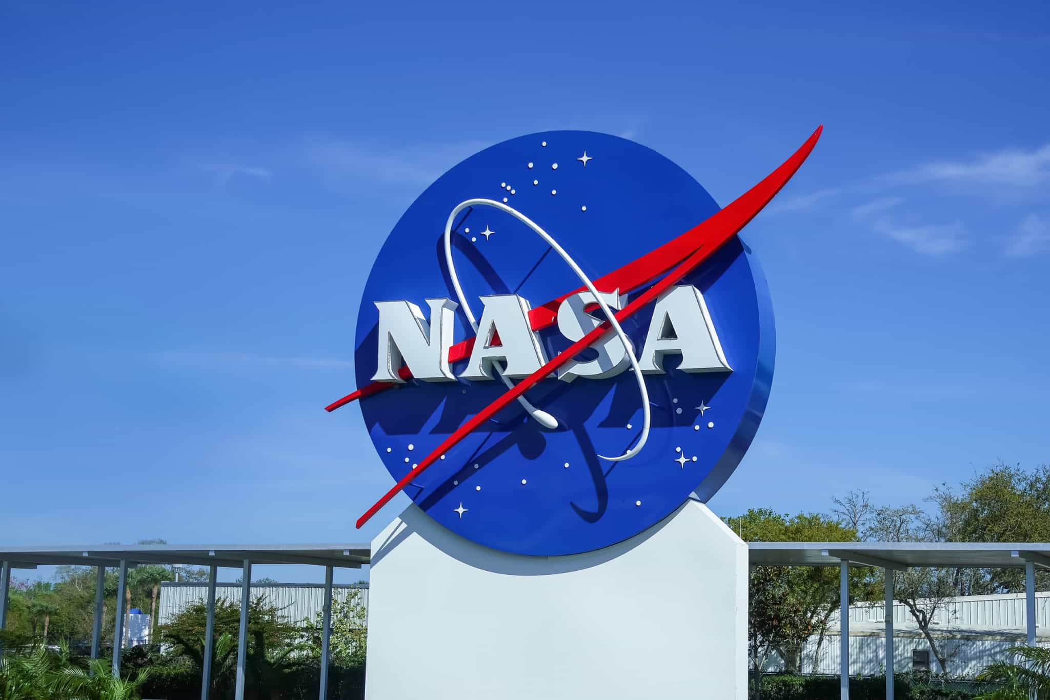 Logo da NASA em uma placa