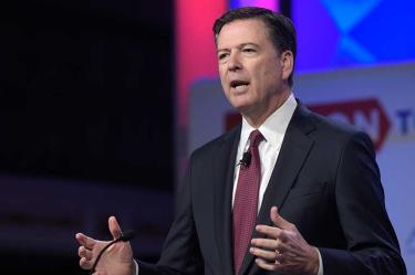 En esta fotografía tomada el 8 de mayo de 2017, el director del FBI, James Comey, habla en Washington