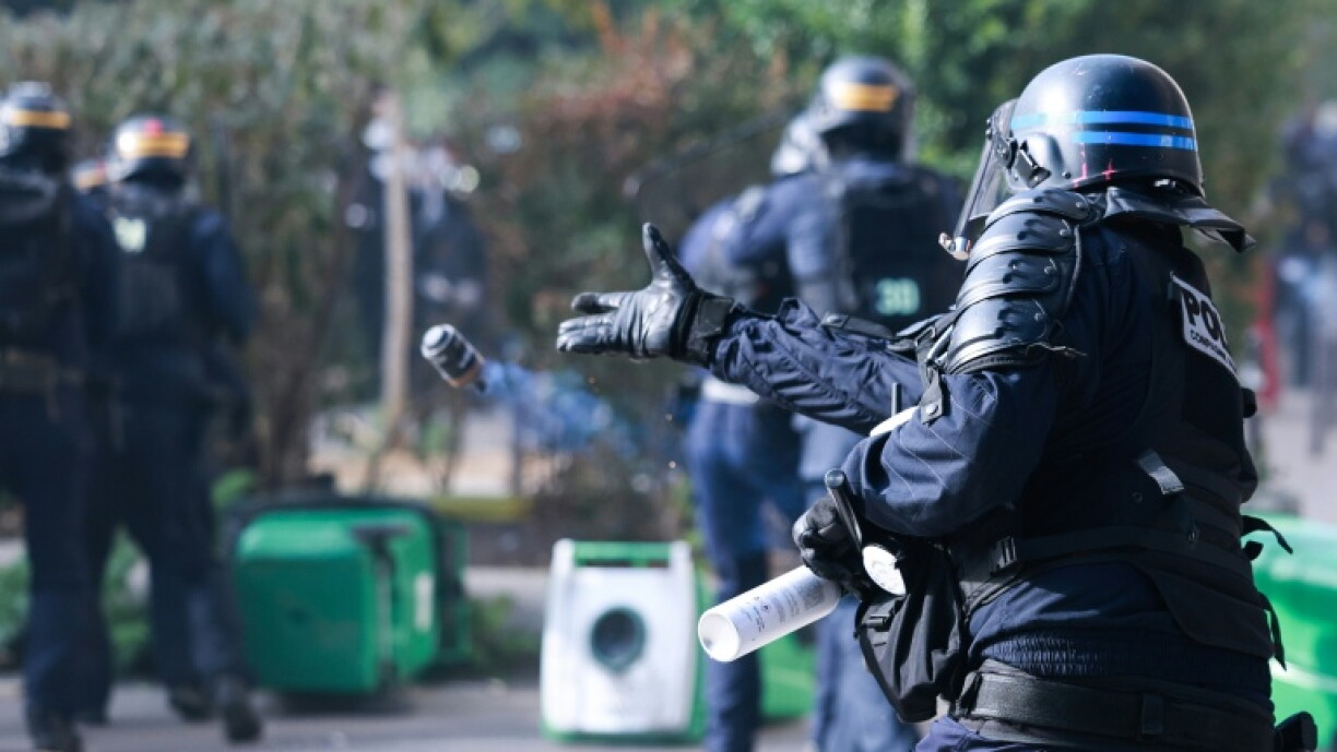 França suspende o uso de granadas de estilingue em protestos de estudantes antes do discurso do primeiro-ministro
