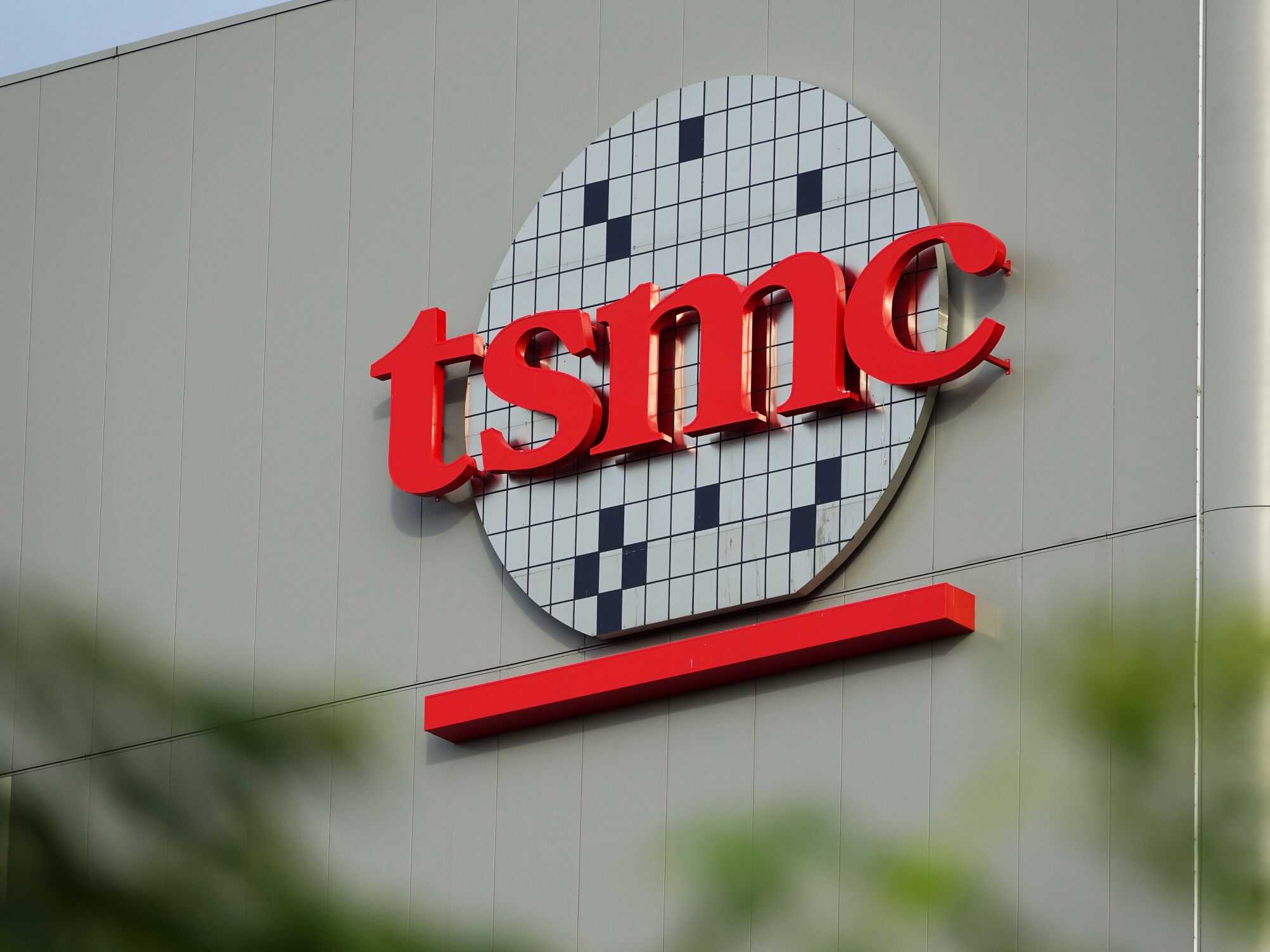Logo da TSMC na fachada de um prédio