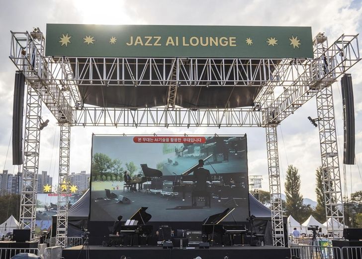 Jazz pianist Heo Dae-uk, left, and artificial intelligence (AI) pianist Scott perform during the 23rd Jarasum Jazz Festival, held in Gapyeong County, Gyeonggi Province, from Oct. 9 to 11. Courtesy of Korea Advanced Institute of Science and Technology
