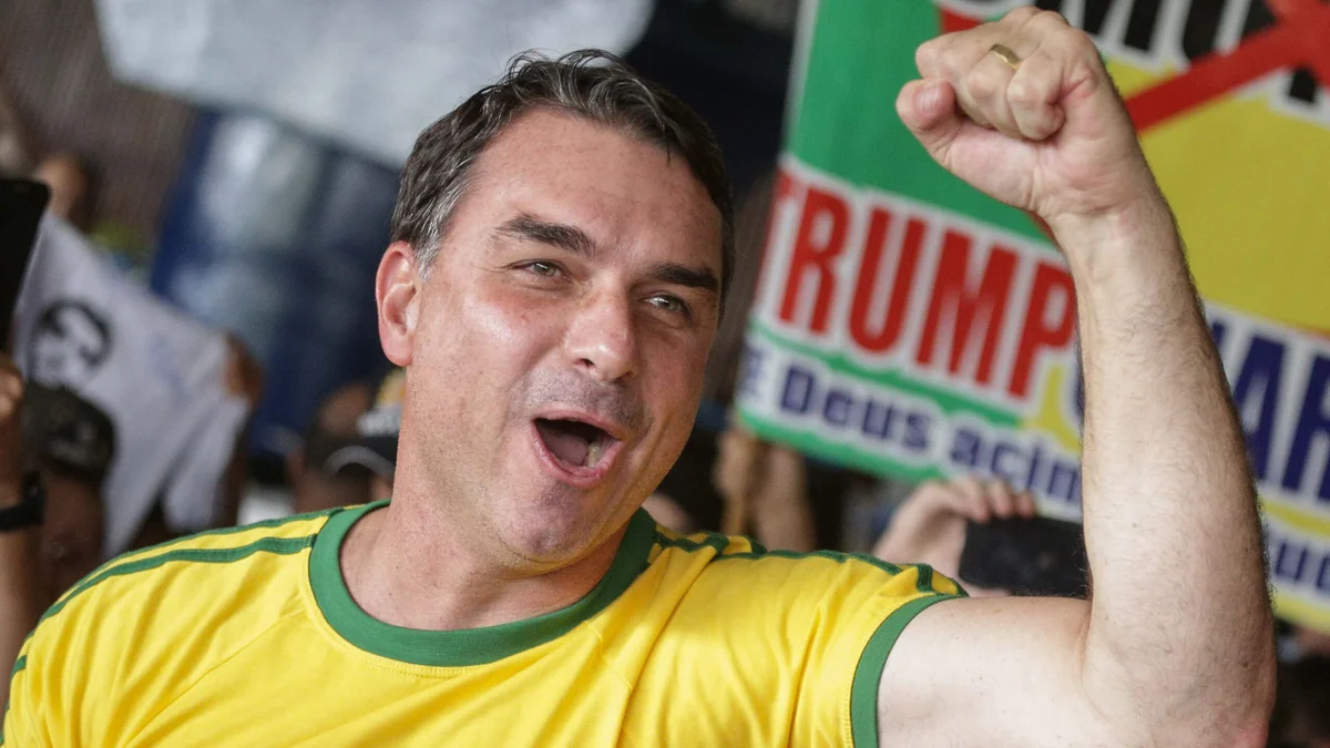 Flávio Bolsonaro vê “fim da era do PT” após avançar ao 2º turno com Lula