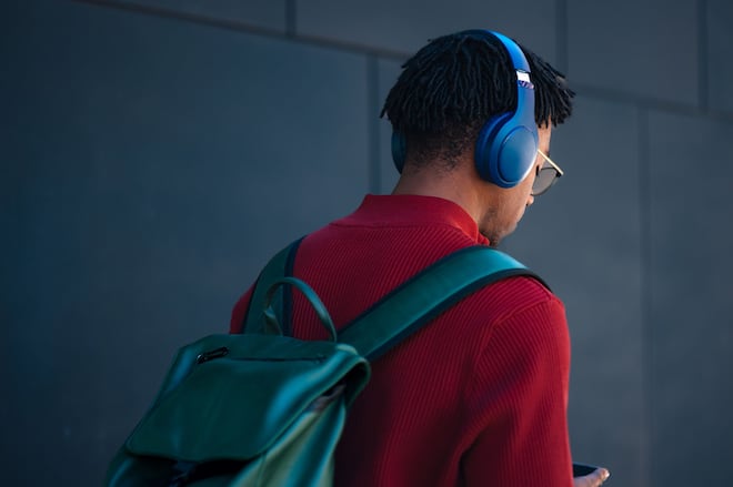 Geração Z adora usar fones de ouvido — mas será que eles conhecem os riscos? Especialistas opinam