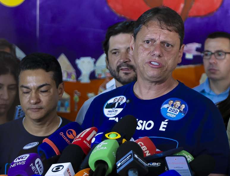 ‘Construímos um consenso num país onde falta consenso’, diz Tarcísio em 1º discurso após ser reeleito