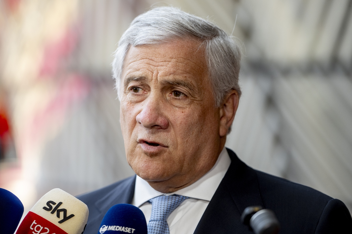 Saias curtas viram símbolo de protesto no Parlamento italiano