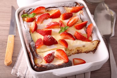 Quer um bolo fofinho para o lanche da tarde? Aprenda essa receita de morango com iogurte