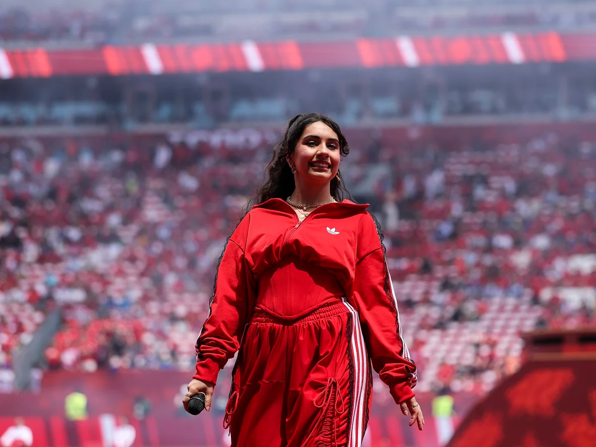 Alessia Cara esquece hino nacional do Canadá durante amistoso e viraliza