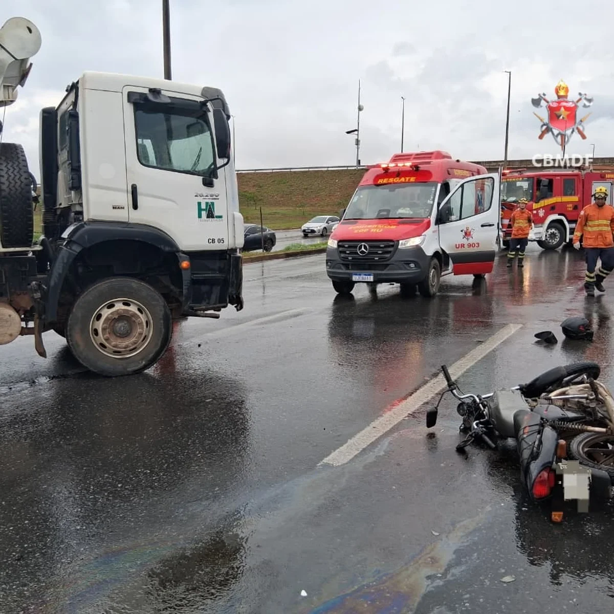 EPTG tem duas faixas interditadas após acidente entre moto e caminhão