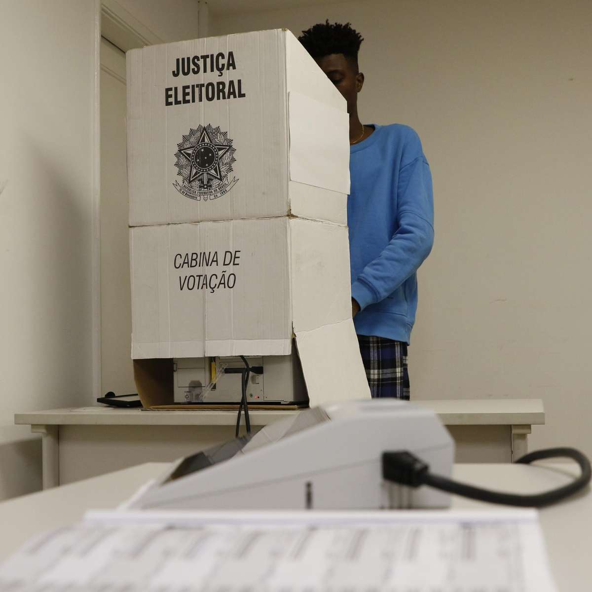 'Cabine' ou 'cabina' de votação: qual é o correto? Veja a explicação
