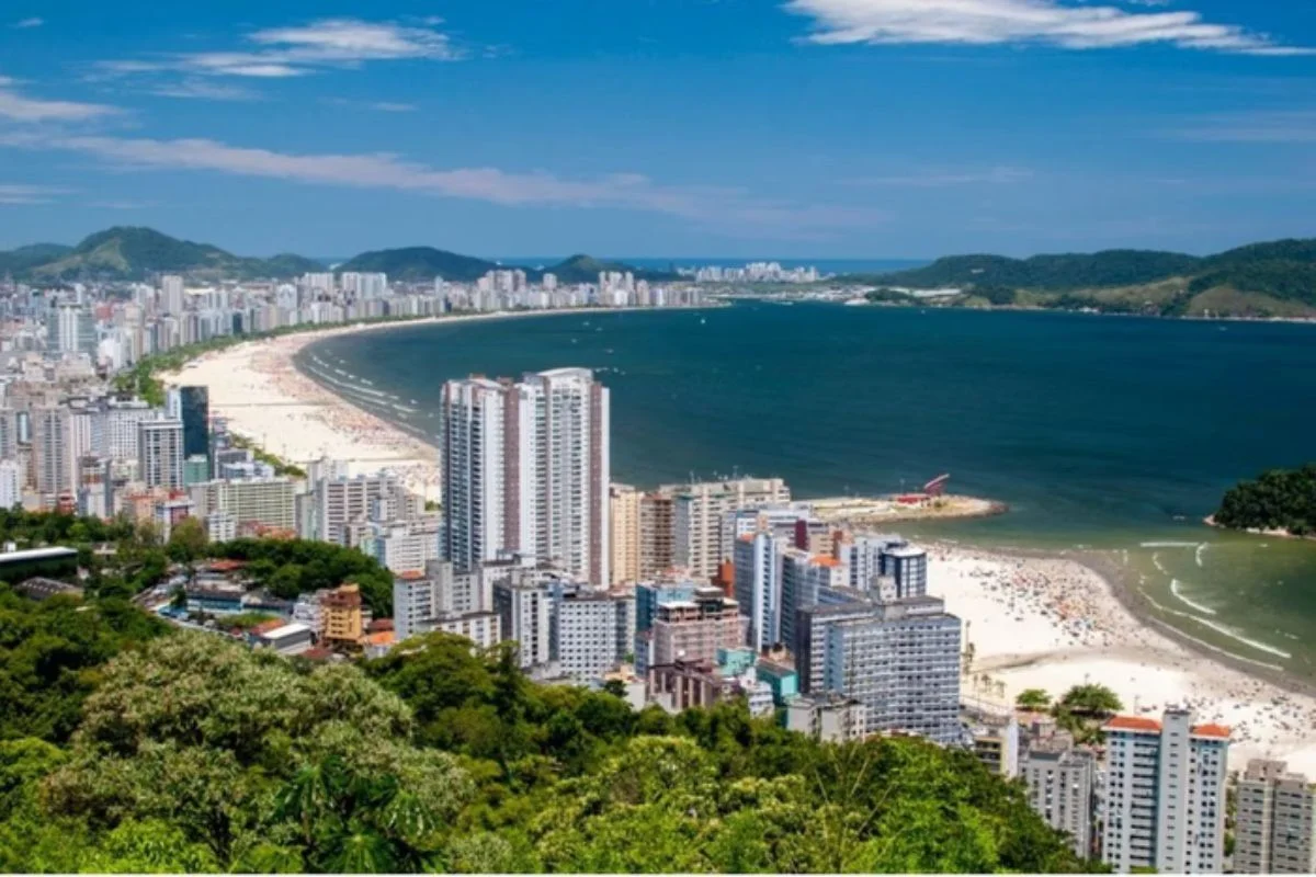 Dados da Cetesb apontam quais praias do litoral de São Paulo estão próprias e impróprias para banho semanalmente. Confira a lista - Metrópoles