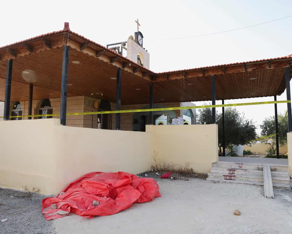 Sete pessoas foram mortas e 40 feridas após atiradores abrirem fogo em um funeral de igreja na Jordânia
