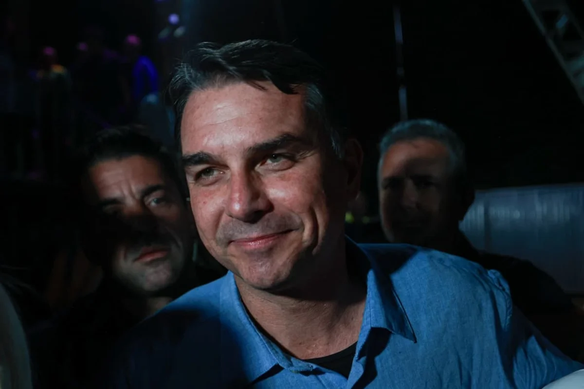 Juíza nega pedido para que secretária do PT indenize Flávio em R$ 80 mil
