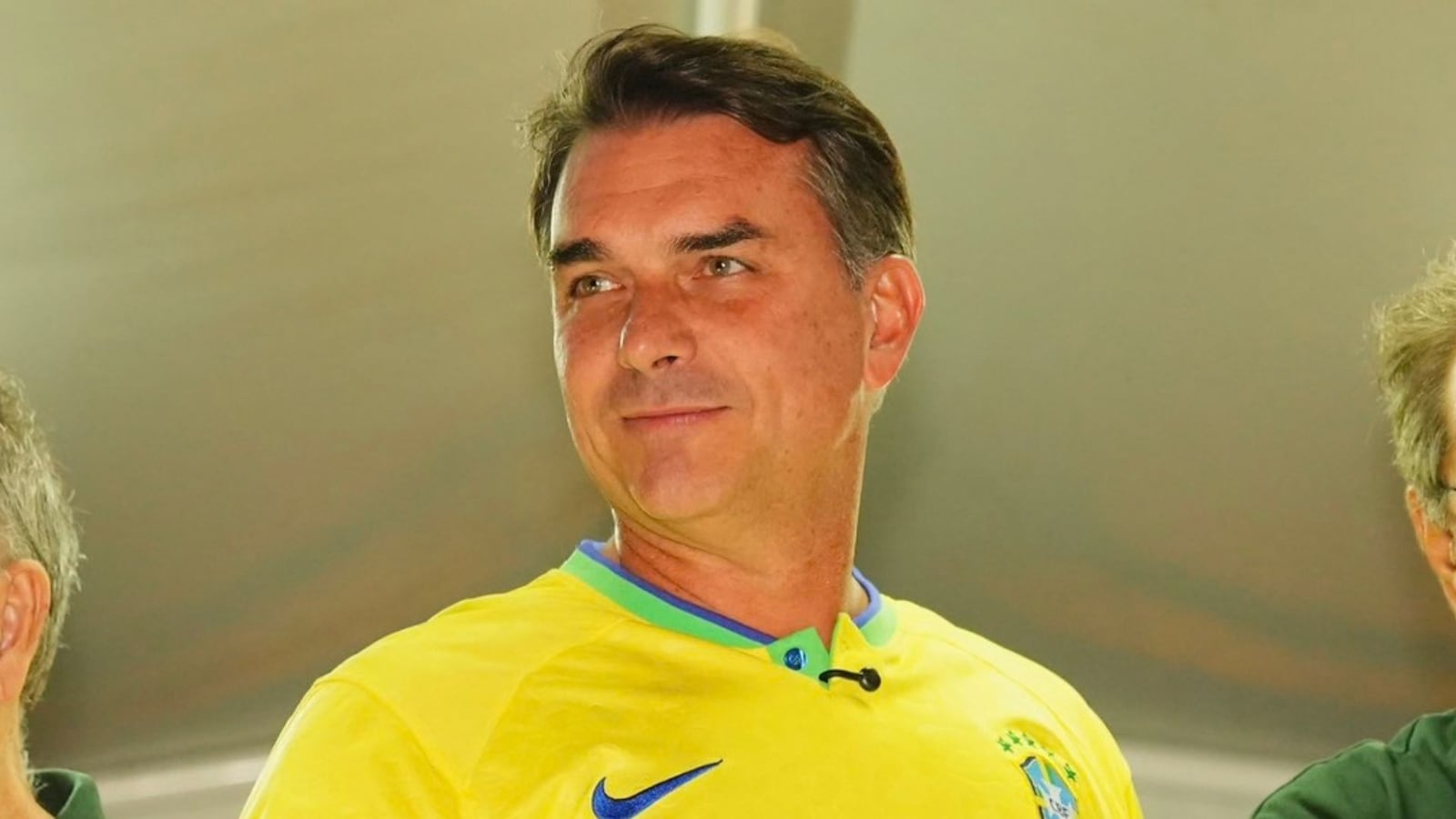 Flávio Bolsonaro disse que vai participar de debates no segundo turno Divulgação/Campanha Flávio Bolsonaro