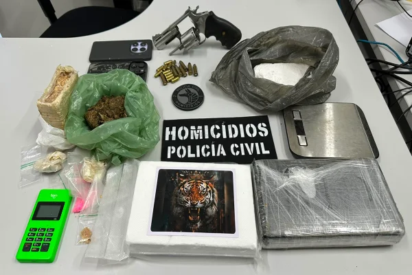 PCGO apreende drogas escondidas dentro de solas de galochas em operação