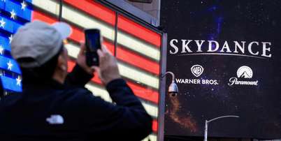 Um painel publicit&aacute;rio exibindo os logotipos da Skydance, da Warner Bros. e da Paramount nos escrit&oacute;rios da Paramount Global na Times Square, ap&oacute;s a fus&atilde;o entre a Paramount Skydance e a Warner Bros Discovery, em Nova York, nos Estados Unidos, em 6 de outubro de 2026. Foto: &copy; Brendan McDermid / Reuters / RFI