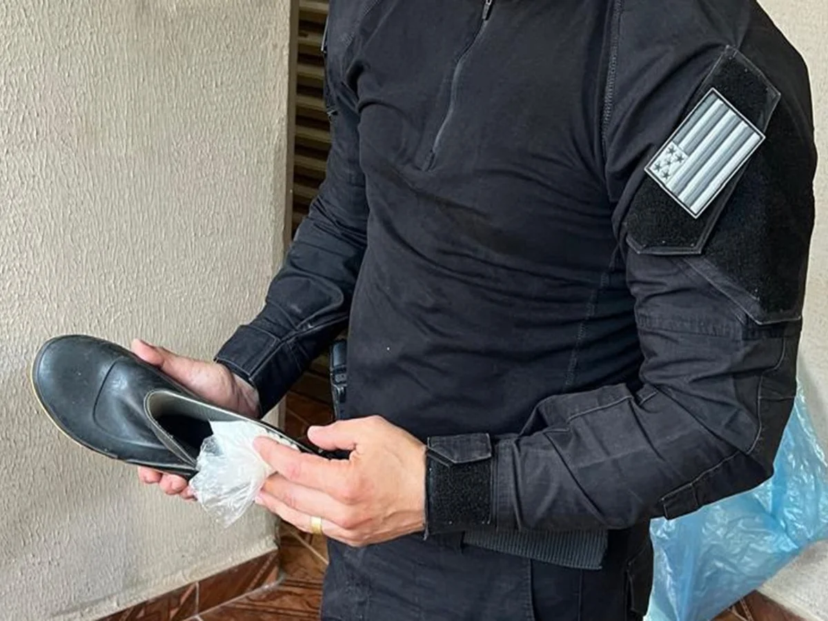 PCGO apreende drogas escondidas dentro de solas de galochas em operação
