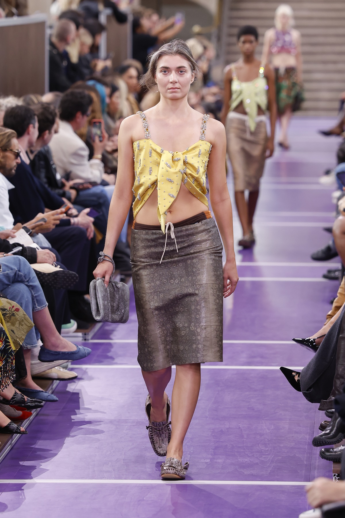 Miu Miu revela parceria com Wrangler e apresenta jeans vintage em Paris