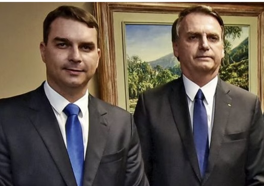 Caso eleito, Flávio Bolsonaro poderia conceder perdão a Jair a tempo de subir a rampa com o pai? Juristas explicam