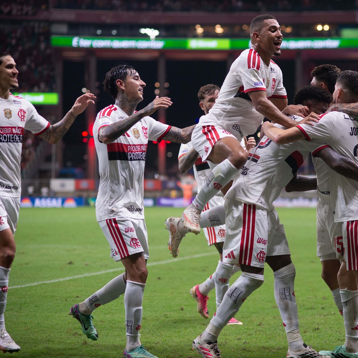 Flamengo desencanta no 2º tempo, vence o Bahia e mantém liderança do Brasileirão