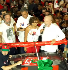 Candidato à reeleição, Luiz Inácio Lula da Silva (PT) faz discurso em cima de carro de som em Ipatinga (MG) Foto: Reprodução / YouTube