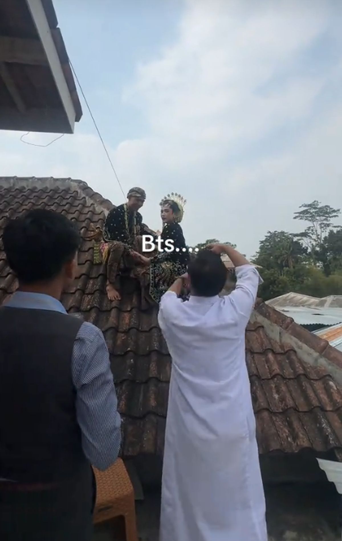 Noiva Javanesa Viral que se Arisca de Escalar Telhado para Foto de Casamento Estético e Único