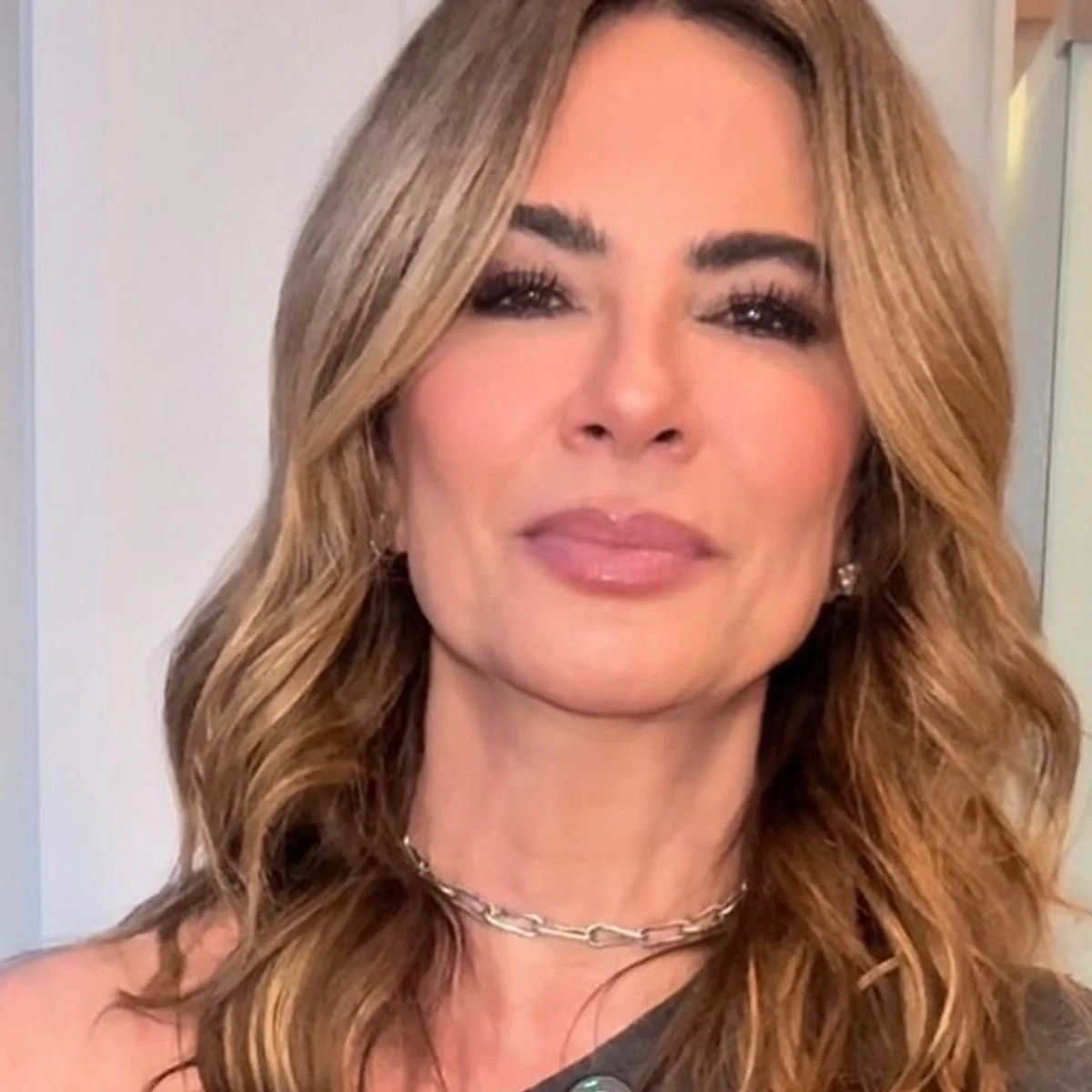 Após ação de despejo, Luciana Gimenez ironiza chegada de contas para pagar